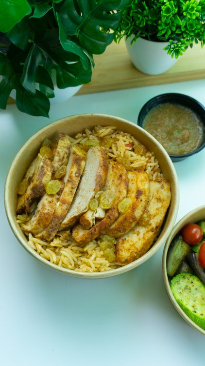 Chicken and rice served with vegetables